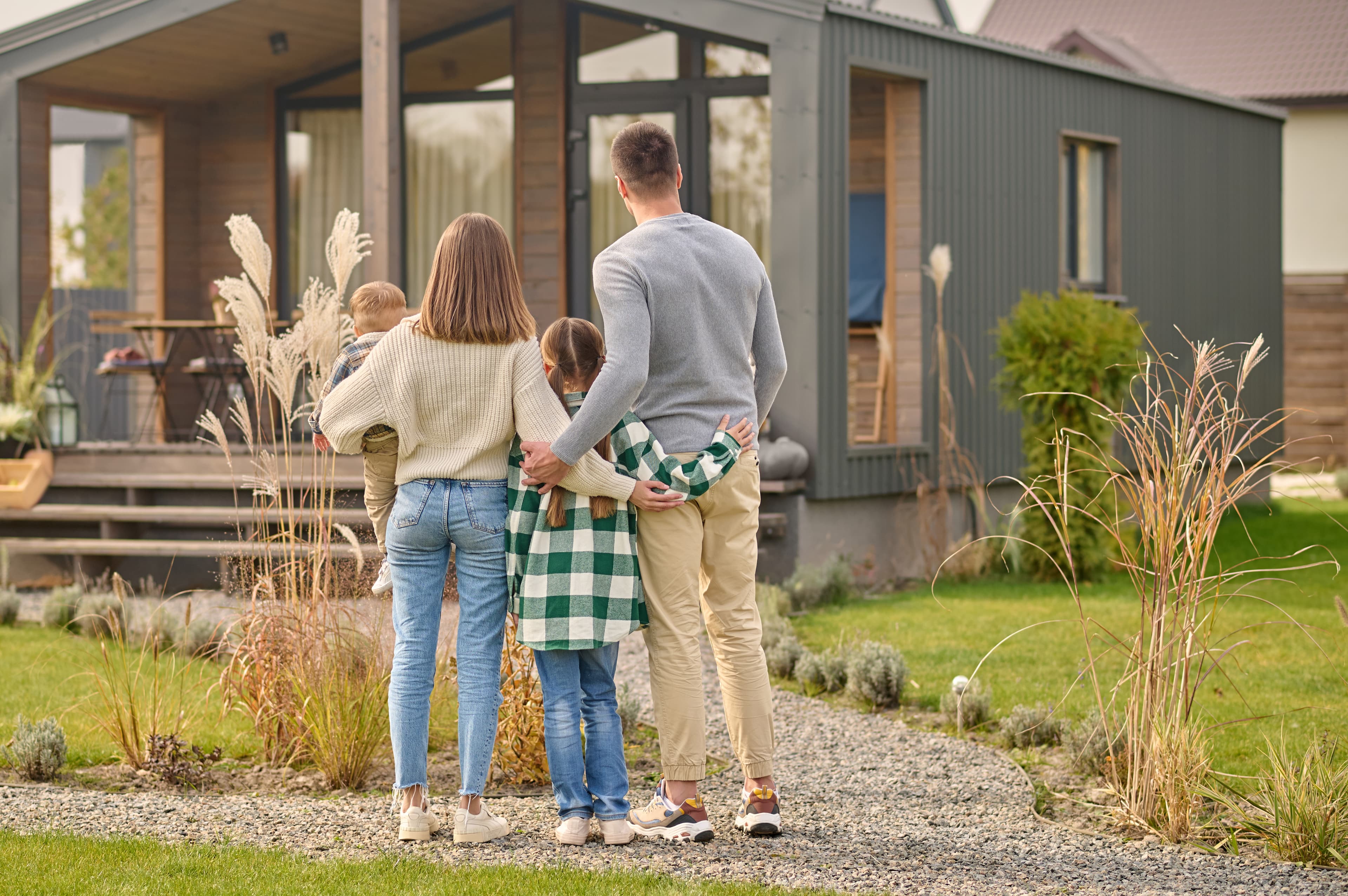 Familie vor einem Haus