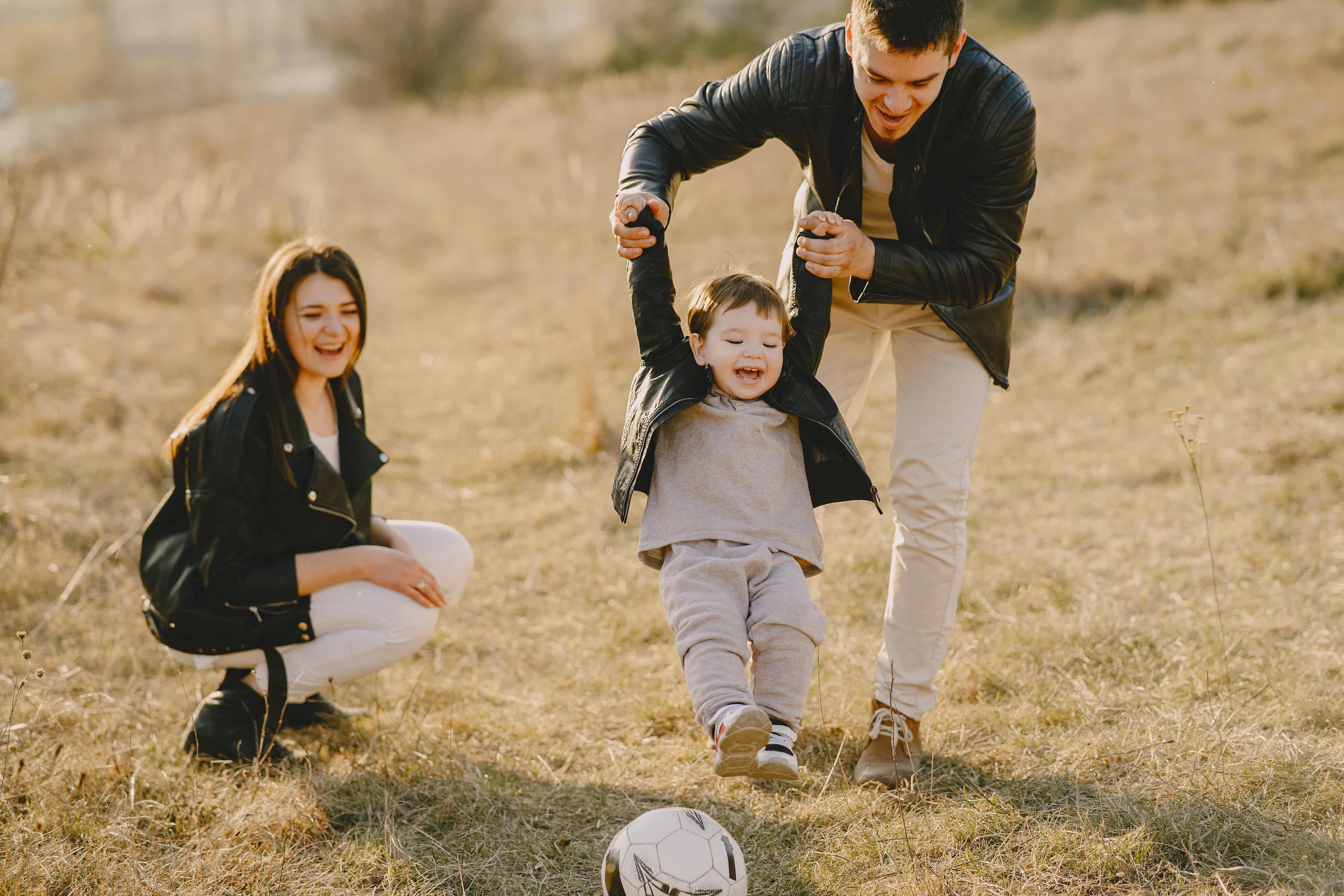 Familie beim Neuordnen ihrer Finanzen