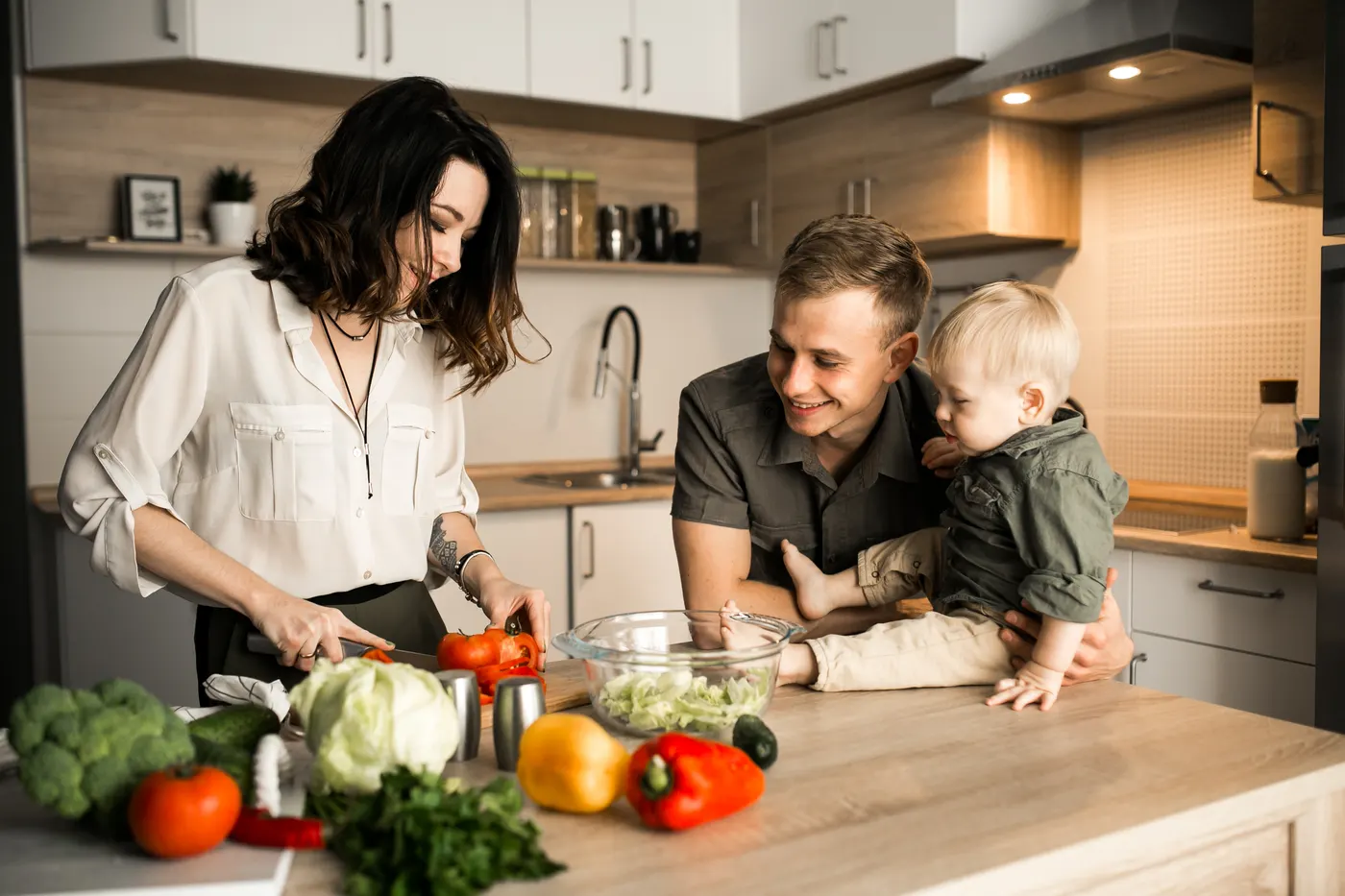 Eine Familie verbringt gemeinsam Zeit in ihrer Küche